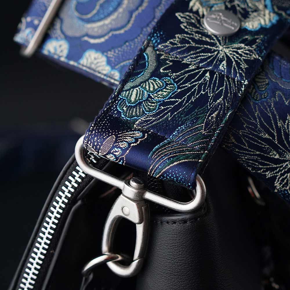 Breiter Taschengurt für Schulter Tasche mit floralem Muster in dunkelblau und drehbarem Karabiner
