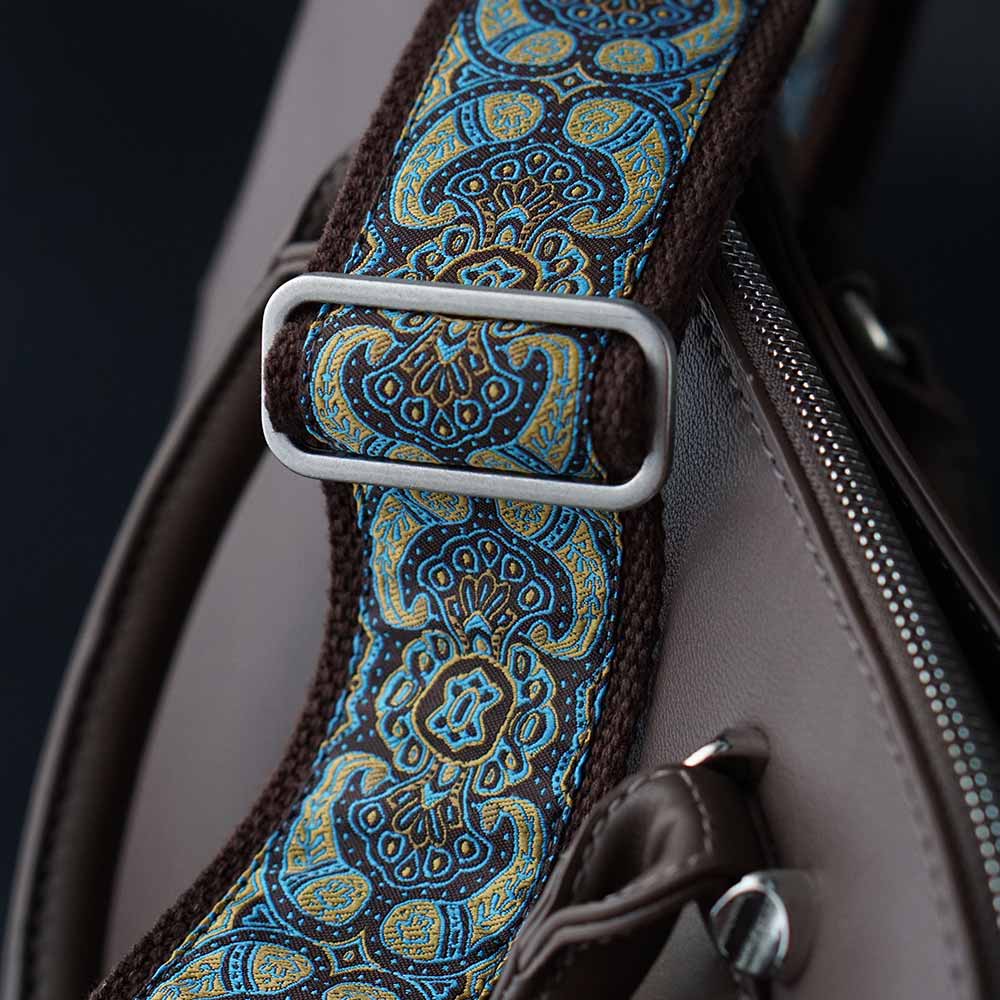 Braune Handtasche aus Leder mit braunem Schulterriemen mit buntem Muster