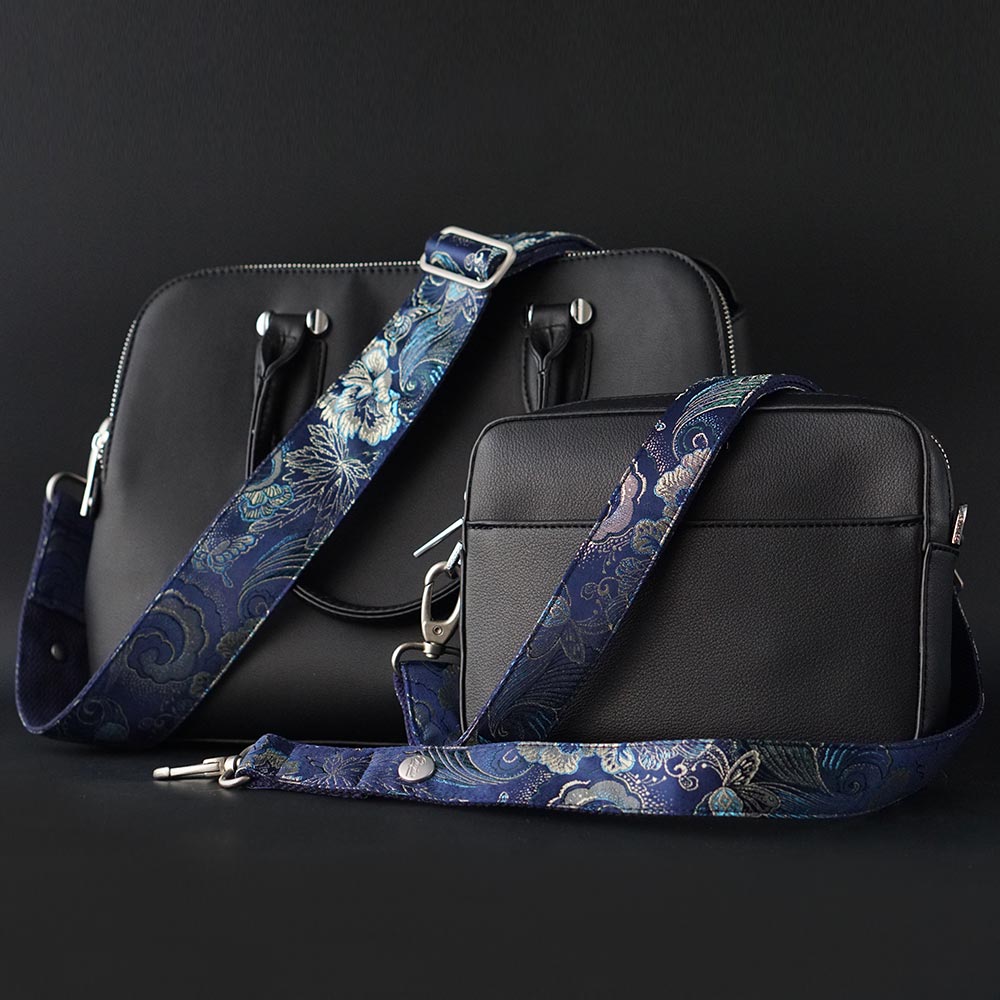 Schwarze Leder Handtasche Crossbody mit blauem Schulterriemen aus edlem schimmernden Stoff mit Blumen Muster
