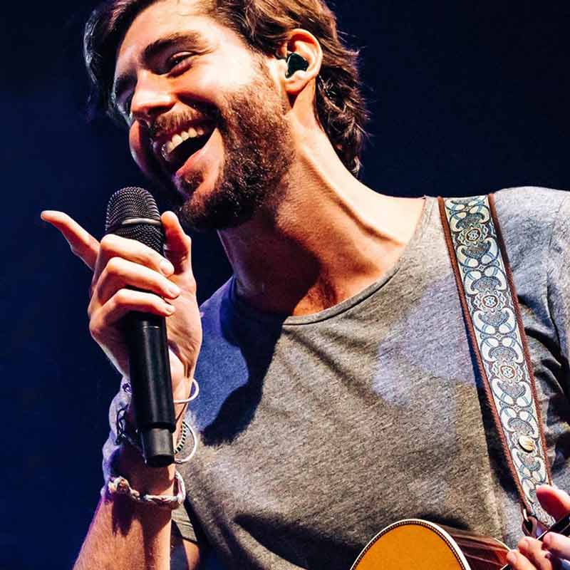 Alvaro Soler mit Gitarre und Retro Gitarrengurt Gitarrenband von Steyner