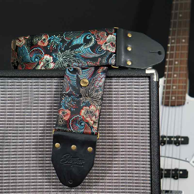 schwarz bunter paisley Muster Bassgurt breit 8 cm rutschfest auf einem Fender Verstärker mit weißem Bass