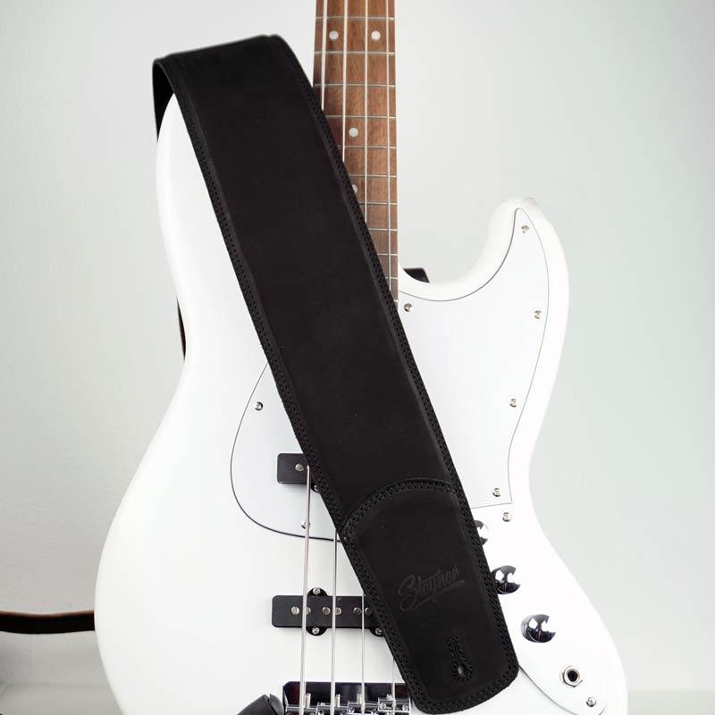 Bassgurt in schwarz mit weißen E-Bass Gitarre