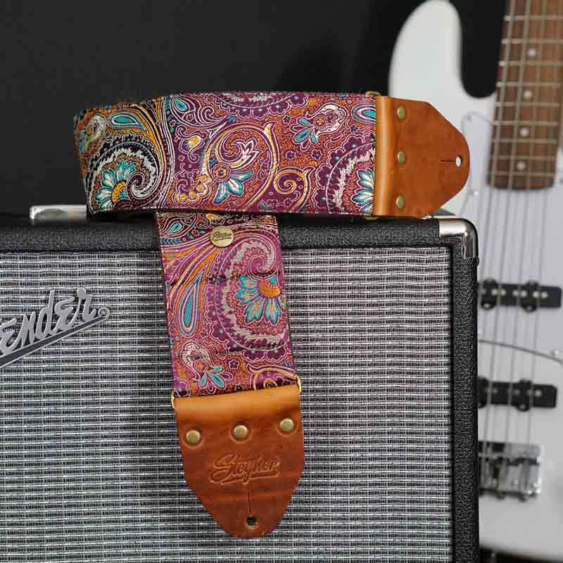 paisley Muster Bassgurt breit 8 cm rutschfest auf einem Fender Verstärker mit weißem Bass