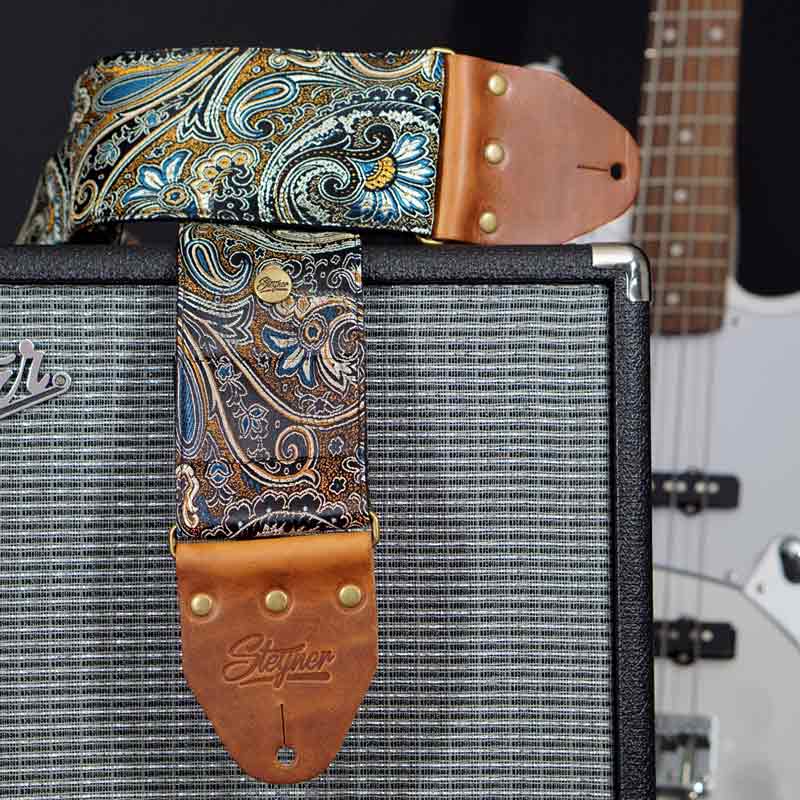 schwarzer paisley Muster Bassgurt breit 8 cm rutschfest auf einem Fender Verstärker mit weißem Bass