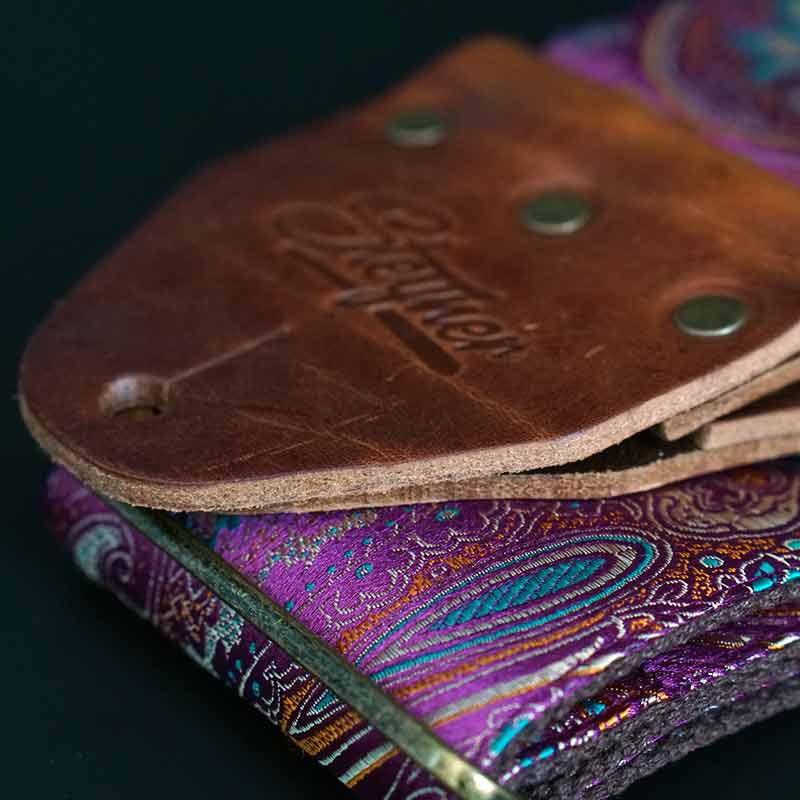 robustes Leder an einem 8 cm breiten pinken Paisley Bassgurt