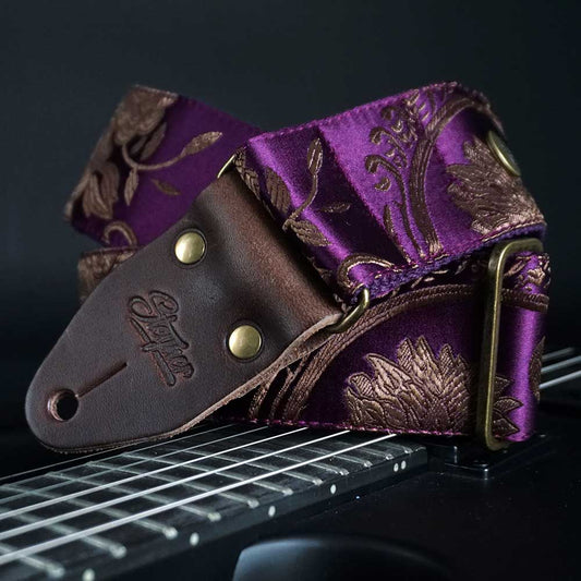 edler Gitarrengurt in lila mit blumen Muster in Bronze / Braun Tönen