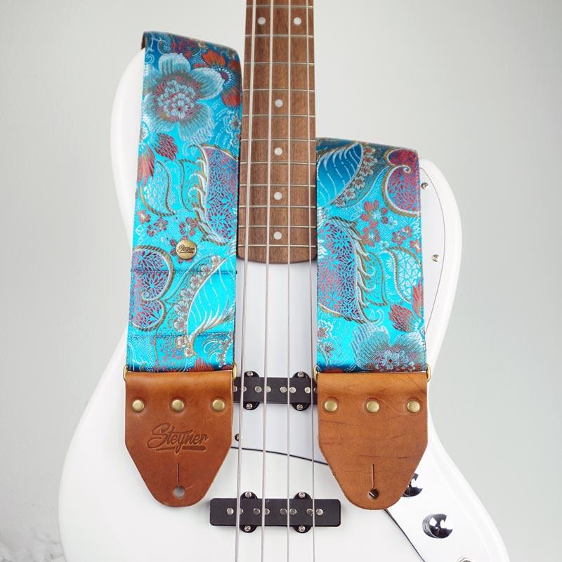 Vintage Bassgurt blau mit Blumen Muster auf weisser Bass Gitarre - bequem, rutschfest und edel