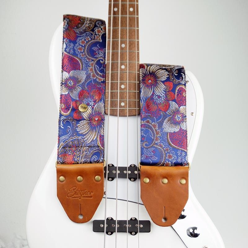 Beste Bassgurt edel mit Muster bunt auf einer weissen Bass Gitarre