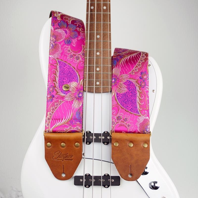 Vintage Bassgurt pink mit Blumen Muster auf weisser Bass Gitarre rutschfest