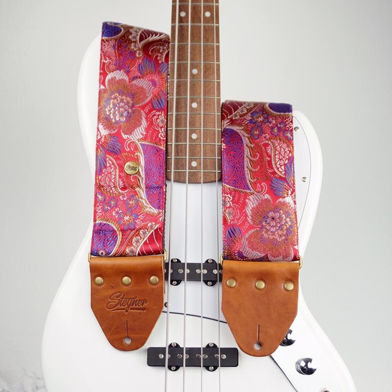 Vintage Bassgurt rot mit Blumen Muster auf weisser Bass Gitarre