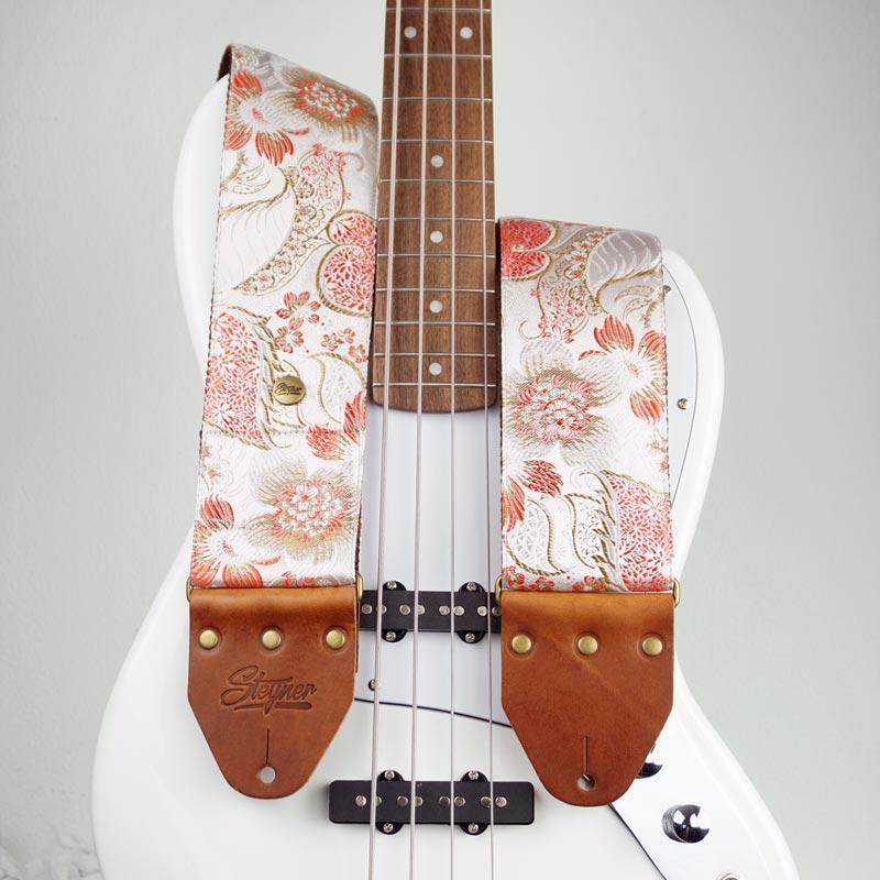 Vintage Bassgurt weiss mit Blumen Muster auf weisser Bass Gitarre - bequem, rutschfest und edel
