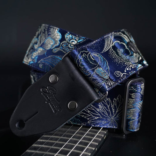 Edel und hochwertiger Gitarrengurt in blau mit floralem Muster handgemacht in Germany