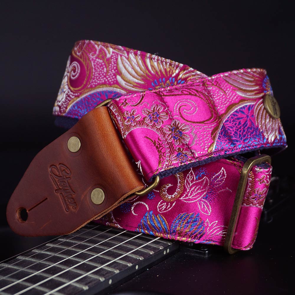 Gitarrengurt pink im vintage Stil mit Blumen Muster auf einer schwarzen E-Gitarre