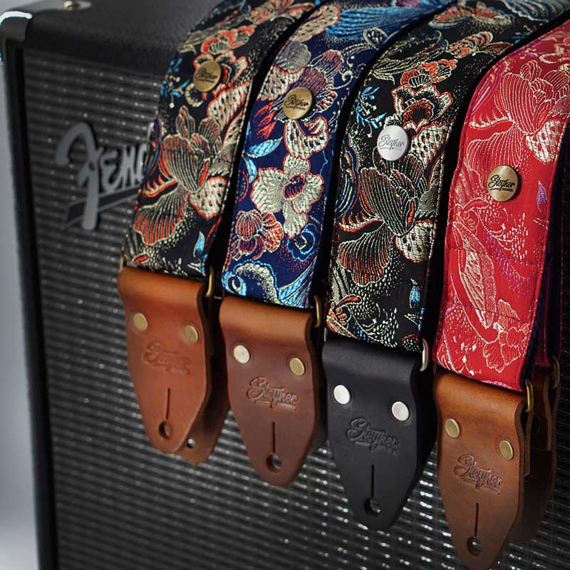 Bunte Gitarrengurt mit Muster auf einem Verstäker