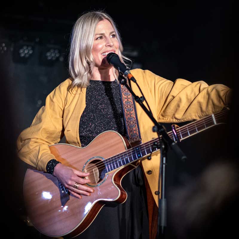 Coby Grant Singer Songwriter the Voice of Germany mit Steyner Gitarrengurt im Paisley Muster