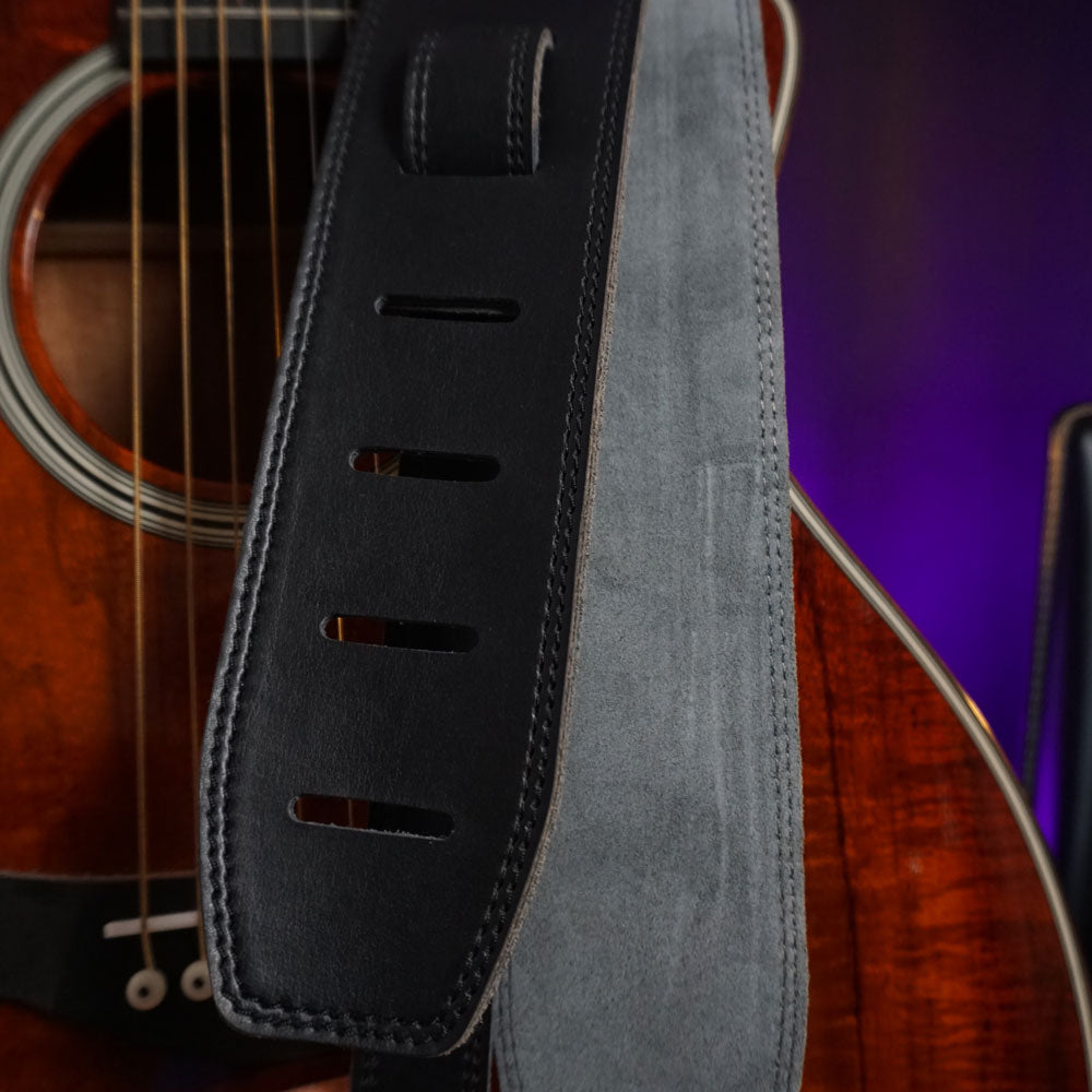 Schwarzer Steyner Lights Gitarrengurt mit klassischer Längenverstellung durch Lederschlitze und grauer Wildleder-Unterseite