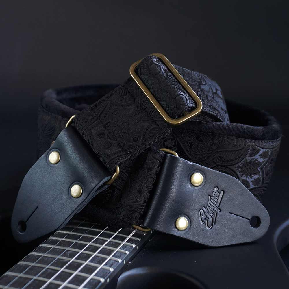 Gepolsterter Gitarrengurt schwarz - Luxury Black Paisley (messing-schwarz)