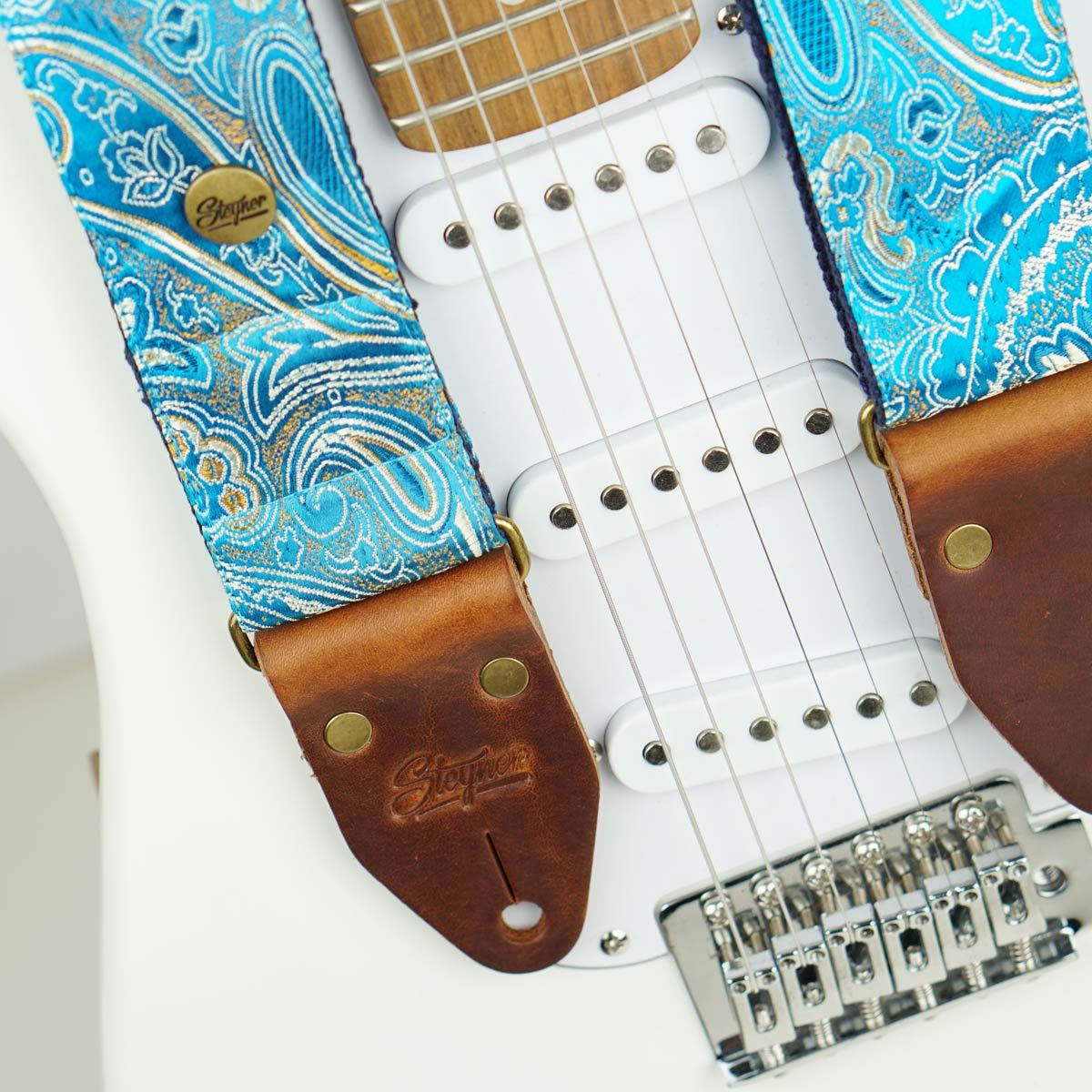 gitarrengurt blau mit muster paisley und weisser gitarre
