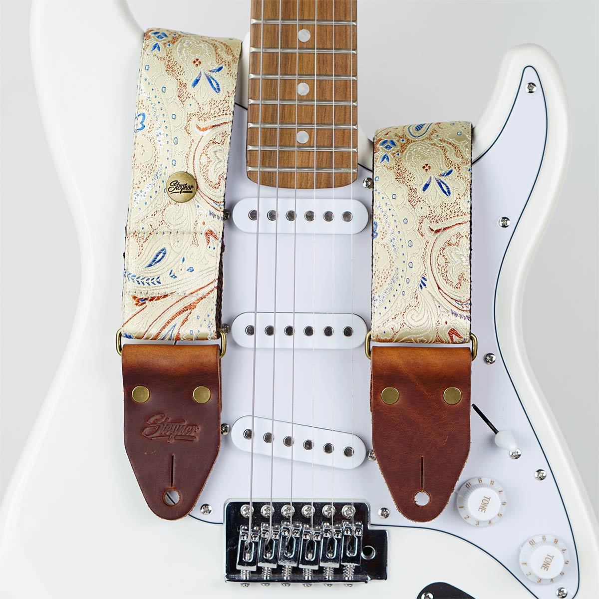 gitarrengurt beige mit muster paisley und weisser gitarre