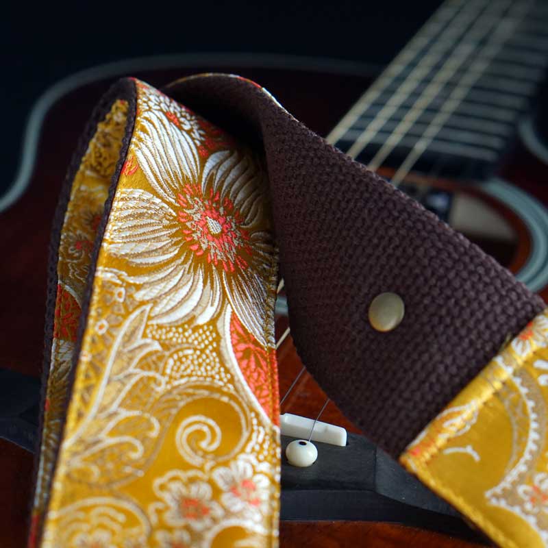 Gelber rutschfester Gitarrengurt mit Blumenmuster und Glanz Effekt
