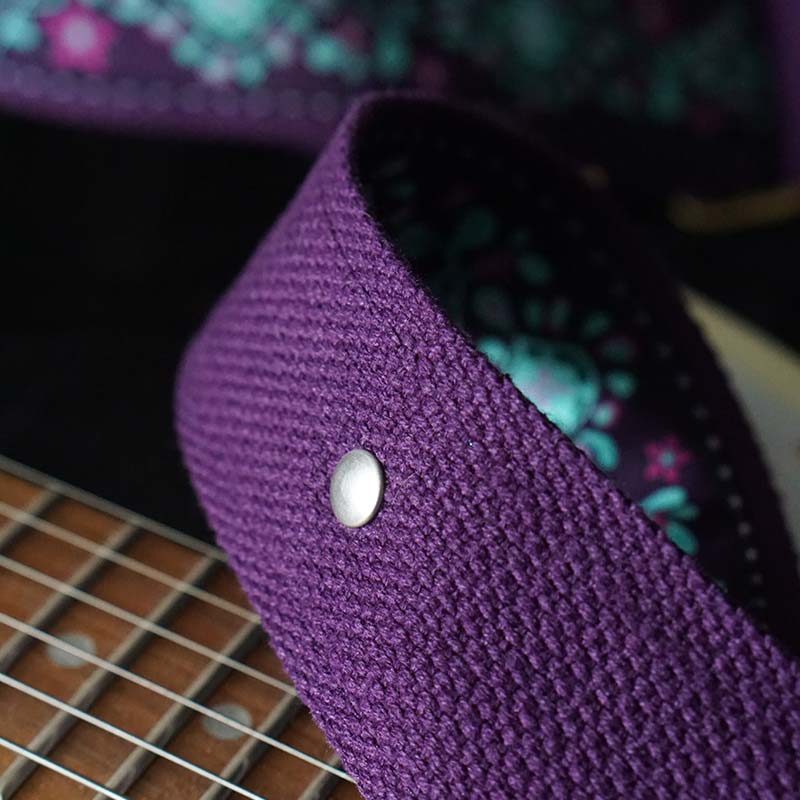 Rutschfester Gitarrengurt lila mit Blumen Muster im Retro Stil