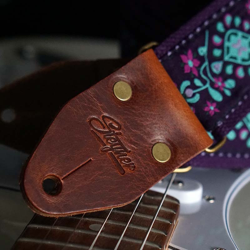 Luxus Gitarrengurt lila mit Echtleder Ende und mit Blumen Muster im Retro Stil