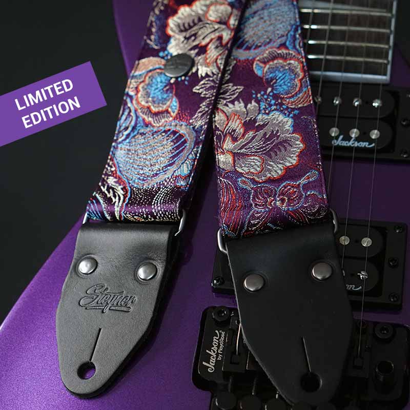 Bester Lila violetter Gitarrengurt Band mit floralem bunten Blumen Muster auf einer lila E Gitarre