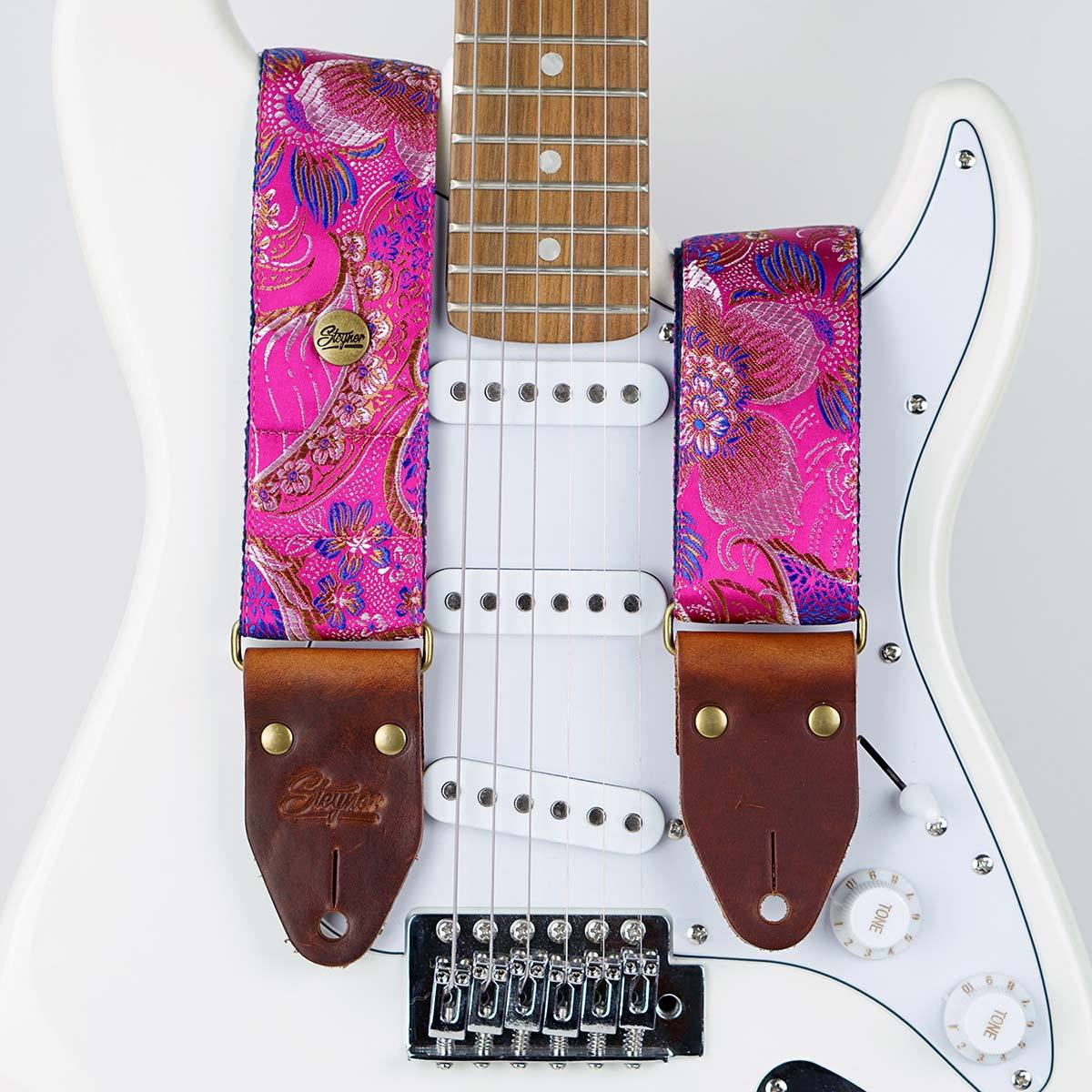 Gitarrengurt pink im vintage Stil mit Blumen Muster auf einer weißen E-Gitarre