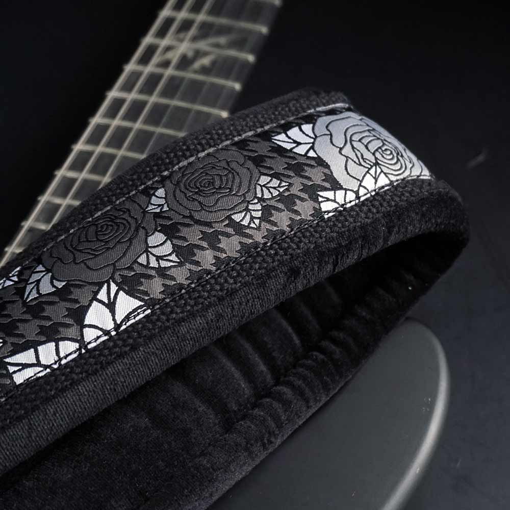 Gepolsterter Gitarrengurt schwarz - Wildrose (silber-schwarz)