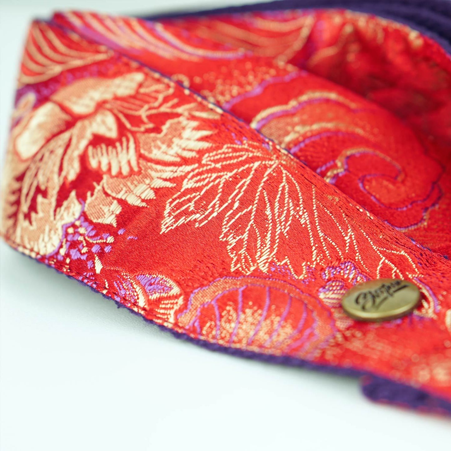 Gitarrengurt rot im vintage Stil mit Blumen Muster Seidenstoff