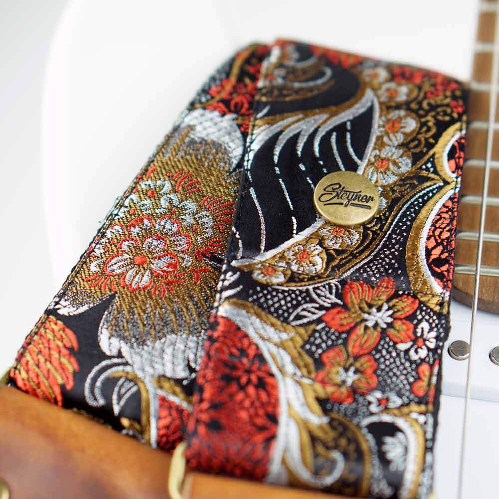Gitarrengurt schwarz im Vintage Stil mit Blumen Muster mit Steyner Niete