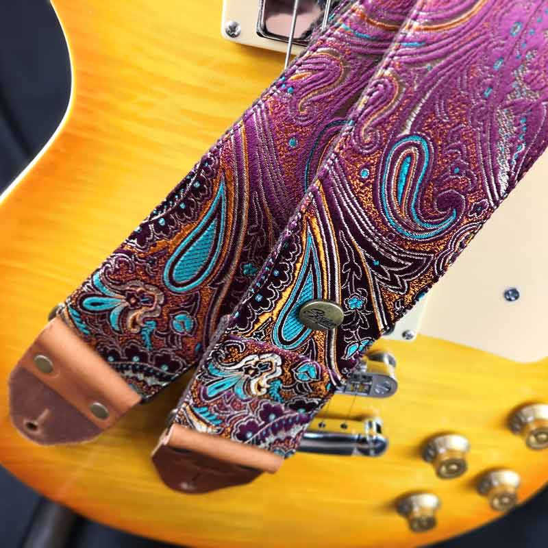 Pinker Gitarrengurt mit Pasiley Muster auf einer gelben les paul Gitarre