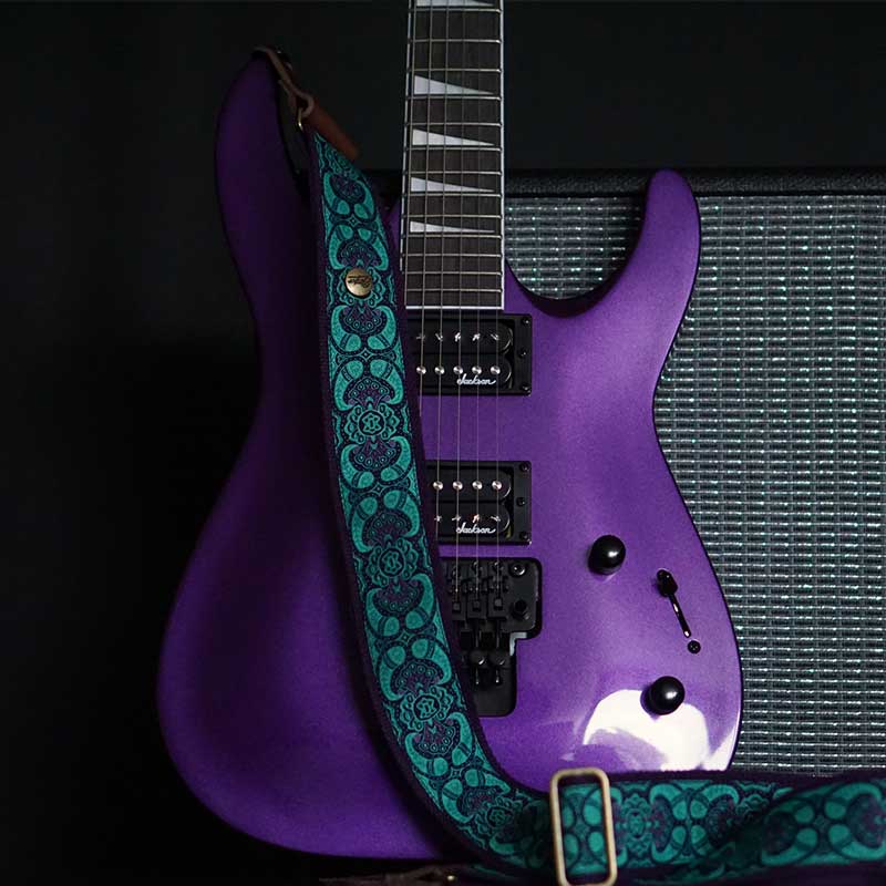 Luxus Gitarrengurt in Lila mit Paisley Muster an einer Jackson E gitarre und Fender Amp