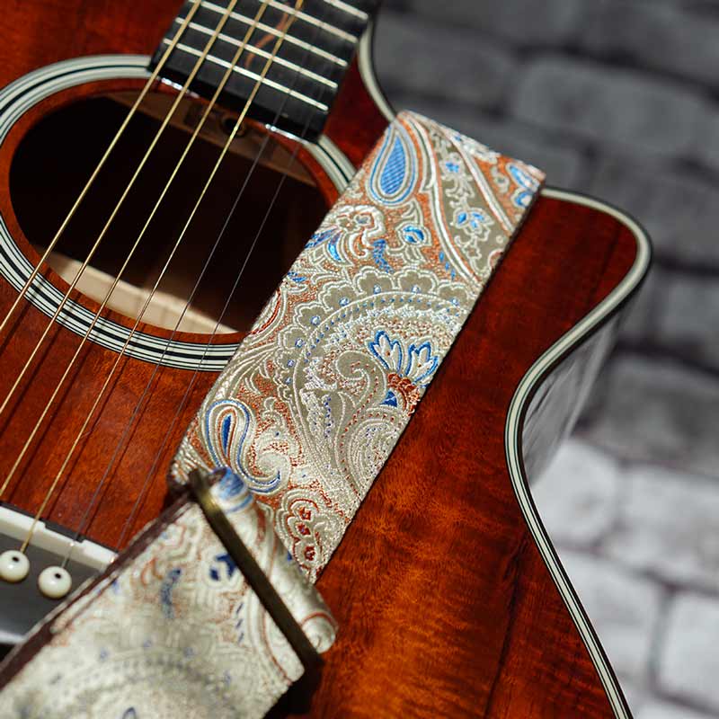 Taylor Gitarre mit beige Paisley Gitarrengurt von Steyner rutschfest und hochwertig