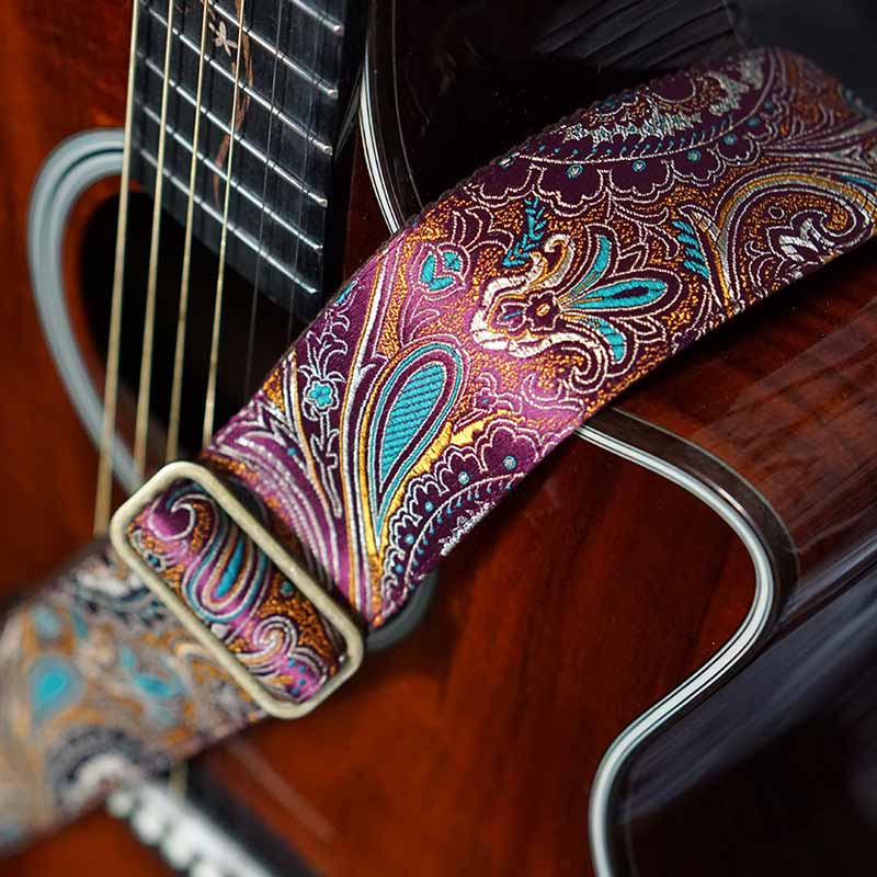 Pinker paisley Gitarrengurt auf einer Taylor Akustikgitarre