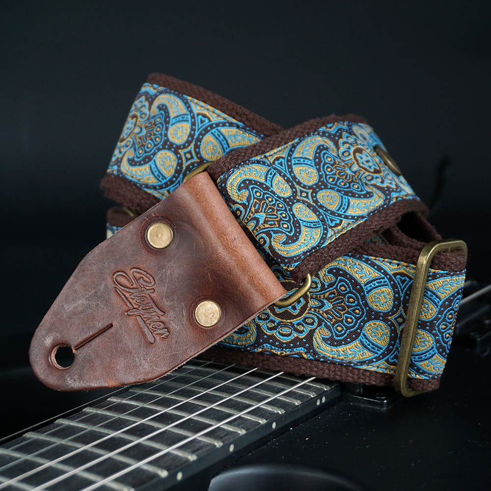 Gitarrengurt Retro Stil mit Paisley Muster auf einer schwarzen Gitarre