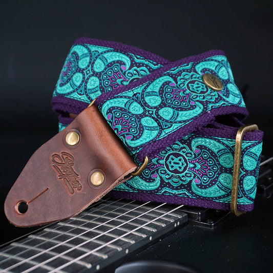 Gitarrengurt Retro Stil mit Paisley Muster auf einer Giarre