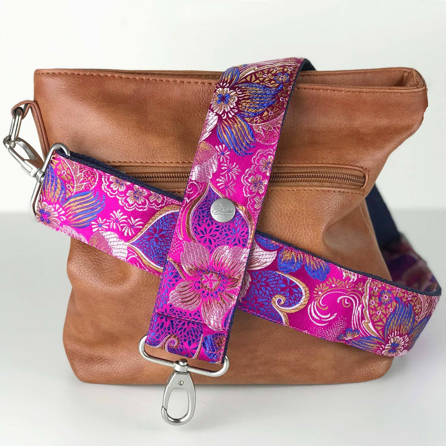 Bunter Schulterriemen in pink - rosa mit Blumen Muster und Karabinerhaken an einer Handtasche