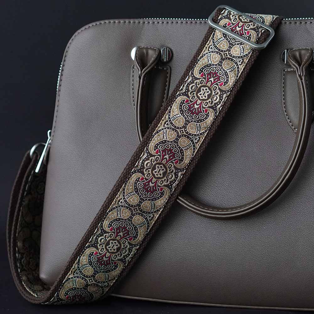 Breiter Luxus Taschengurt in braun mit Paisley Muster und hochwertigen Karabinern passend für eine braune Handtasche