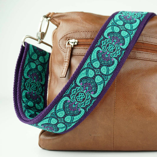 Taschengurt lila mint mit Karabiner - Schulterriemen / Schultergurt bunt mit orientalischem Blumen Paisley Muster an einer Handtasche