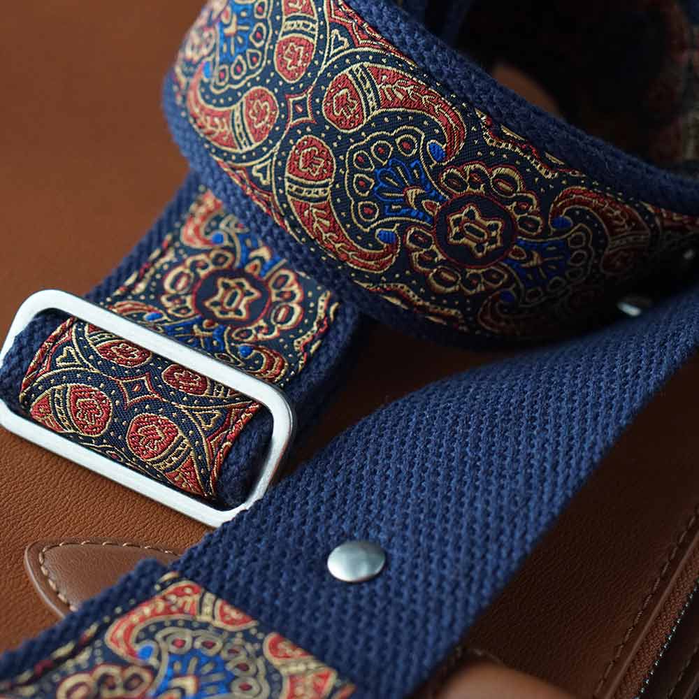 Edler Taschengurt / Schulterriemen in blau und Paisley Muster auf einer braunen Leder Tasche