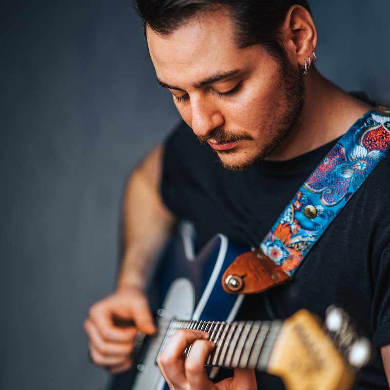 Blaue Telecaster Gitarre mit bestem Gitarrengurt in edler Optik und Blumen Muster